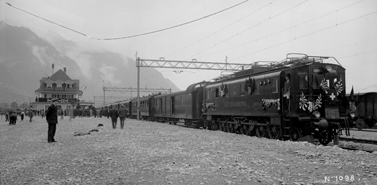 28. Juni 1913: Der Eröffnungszug hat soeben Frutigen erreicht, wo er wegen maximaler Zuglast getrennt wird; danach fährt er weiter nach Kandersteg.