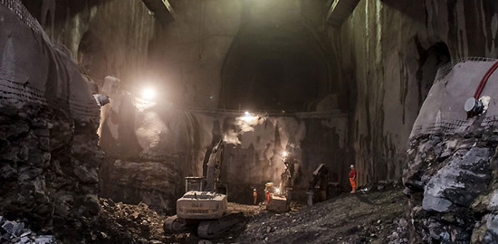 Ausbrucharbeiten in der Maschinenkaverne. Ihre Höhe beträgt bereits 37m, am Schluss werden es 56m sein. (Foto: www.dpicard.ch)
