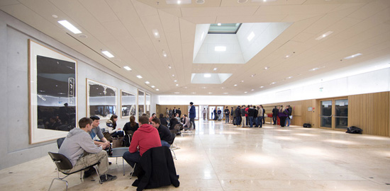 Sieger in der Kategorie «Bildung»: Neubau Fachhochschulzentrum Bahnhof Nord in St. Gallen. Lichtplanung: art light GmbH, St. Gallen. (Foto: Bodo Rüedi)