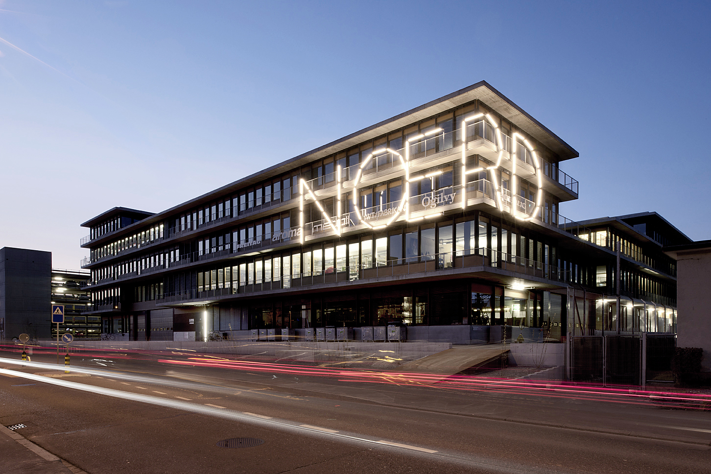 «Umsicht»-Projekt: das Zürcher Gewerbehaus N rd von Beat Rothen Architektur. Hier wird ein weit über Zürich hinaus bekanntes Lifestyleprodukt hergestellt. (Foto: Gaston Wicky)