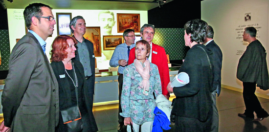 Architektin Doris Wächli (vorn rechts) führt die Gäste des Dîner Baukultur durchs Museum. In der Mitte Nationalrätin Anne Mahrer und Nationalrat Philipp Hadorn. (Foto: SIA)