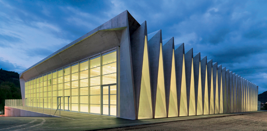 Ausdrucksvoll gefaltet: das Sportausbildungszentrum Mülimatt in Brugg, in Betonbauweise errichtet nach Entwürfen von Studio Vacchini Architetti. (Foto: René Röthell, Baden)