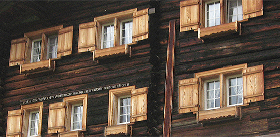 Sonnengeschwärzte Fassade eines Walserhauses nahe Davos. (Bild: Wikimedia Commons/Horgner)