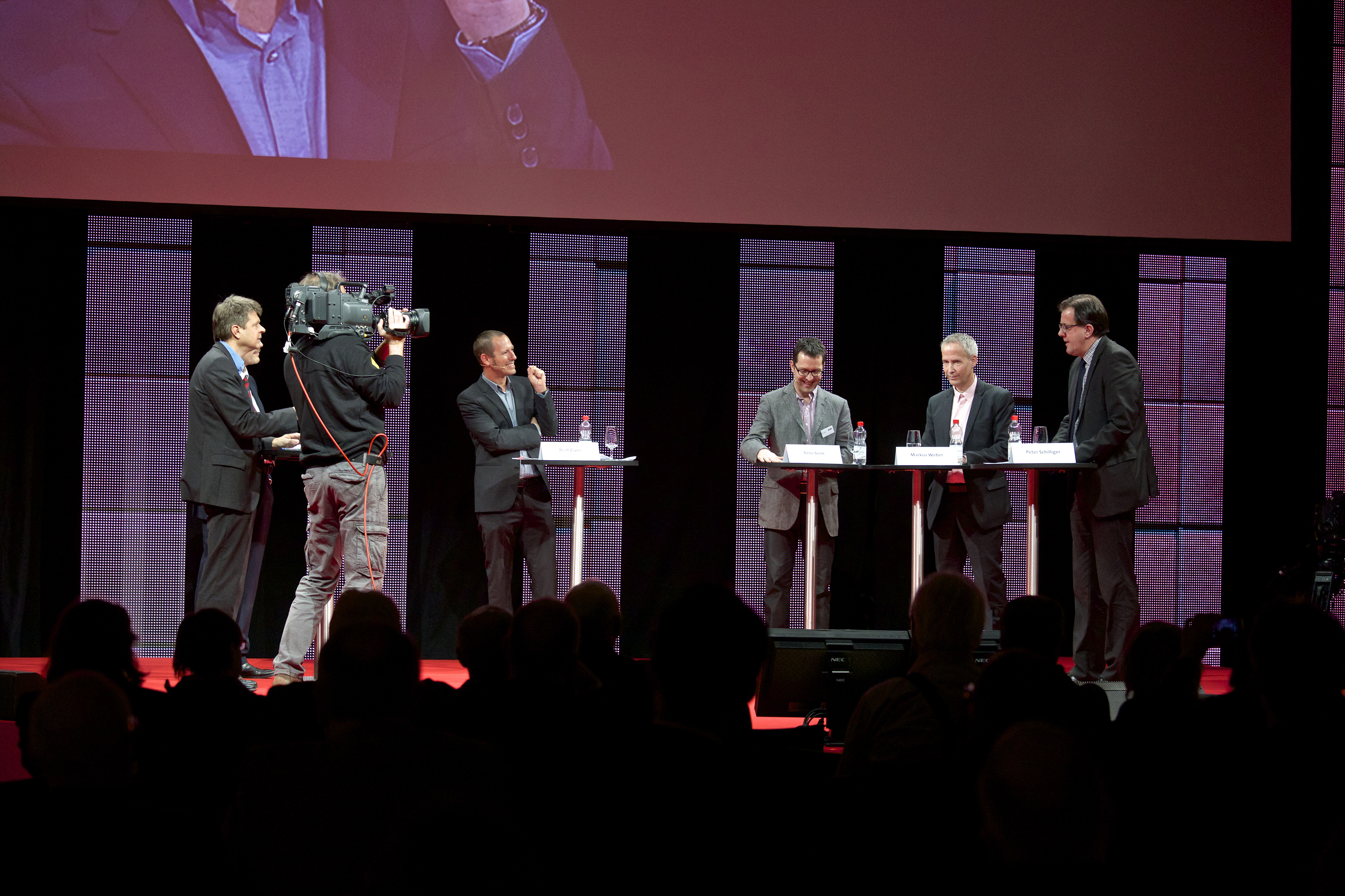 Diskussionsrunde in der Swissbau Arena zur Rolle der Gebäudetechnik bei der Energiewende. (Bild: MCH Messe Schweiz (Basel) AG)