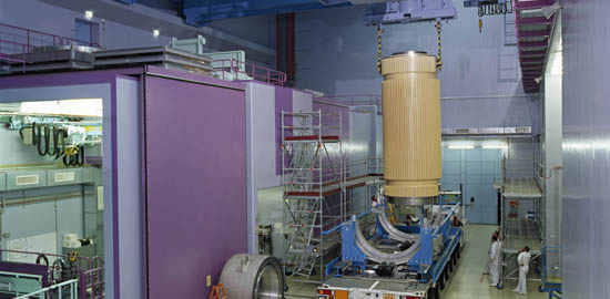 Anlieferung eines Transportbehälters für hochradioaktive Abfälle beim Zwischenlager. (Foto Comet)