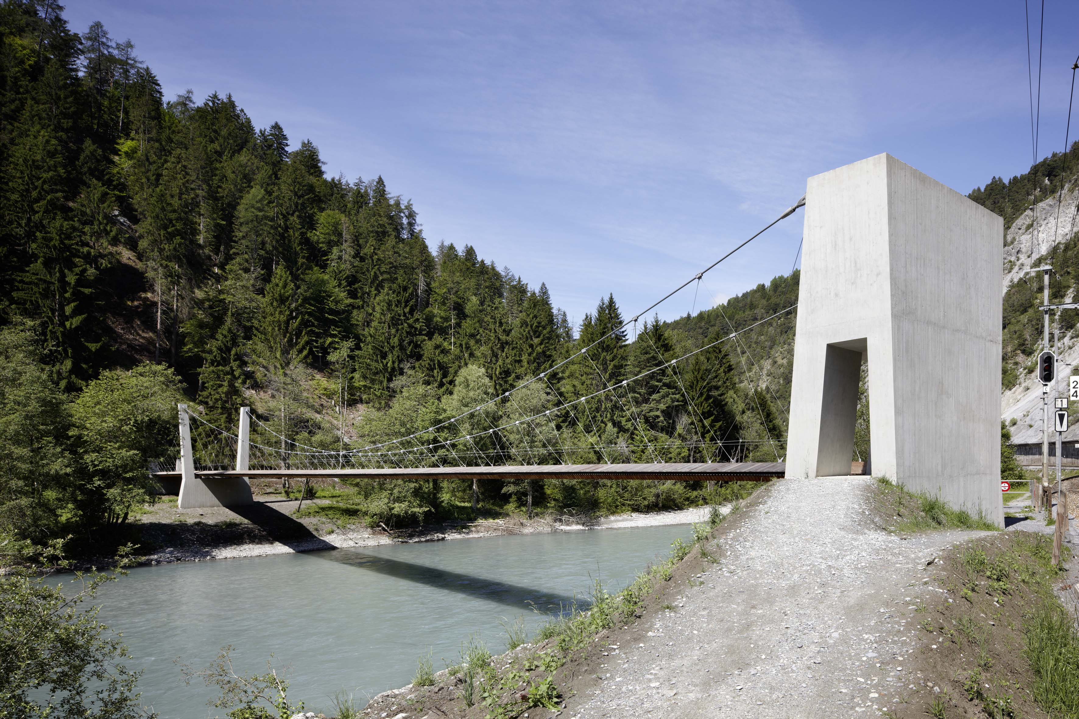 105 Meter lang ist die Hängebrücke «Punt Ruinaulta» über den Vorderrhein, die Spannweite beträgt 76.5 Meter. (Foto: Ralph Feiner)
