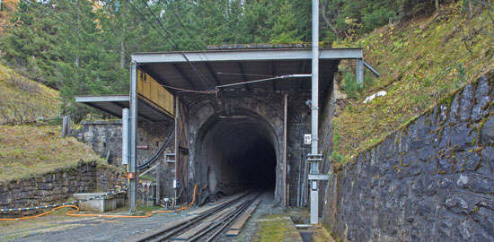 Sicht auf den Albulatunnel, von Spinas kommend. Der Tunnel verbindet in gerader Linie das Hochtal von Preda und das Val Bever. (Foto: RhB)