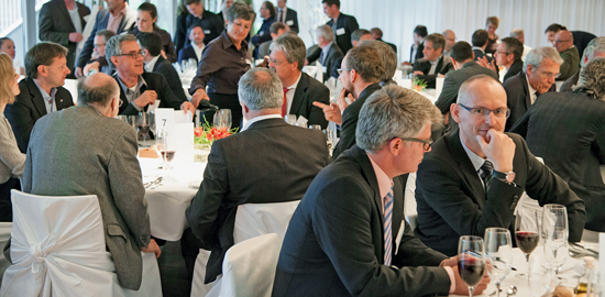 Lebhaft ins Gespräch vertieft: das Diner im GDI, anschliessend an einen fesselnden Zukunftsausblick. (Foto: Carole Fleischmann)