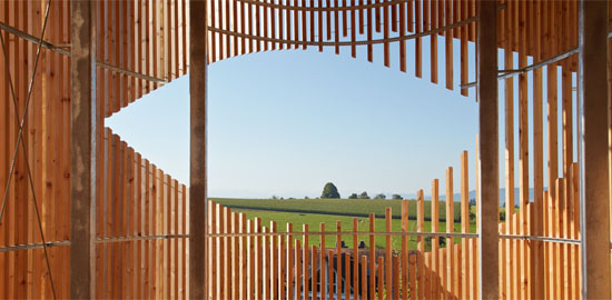 Wohnfabrik Forsanose: Die Ausschnitte in den Holzpalisaden der Freiluftzimmer lenken den Blick in die Landschaft. (Bild: b+s architekten/Heinz Unger)