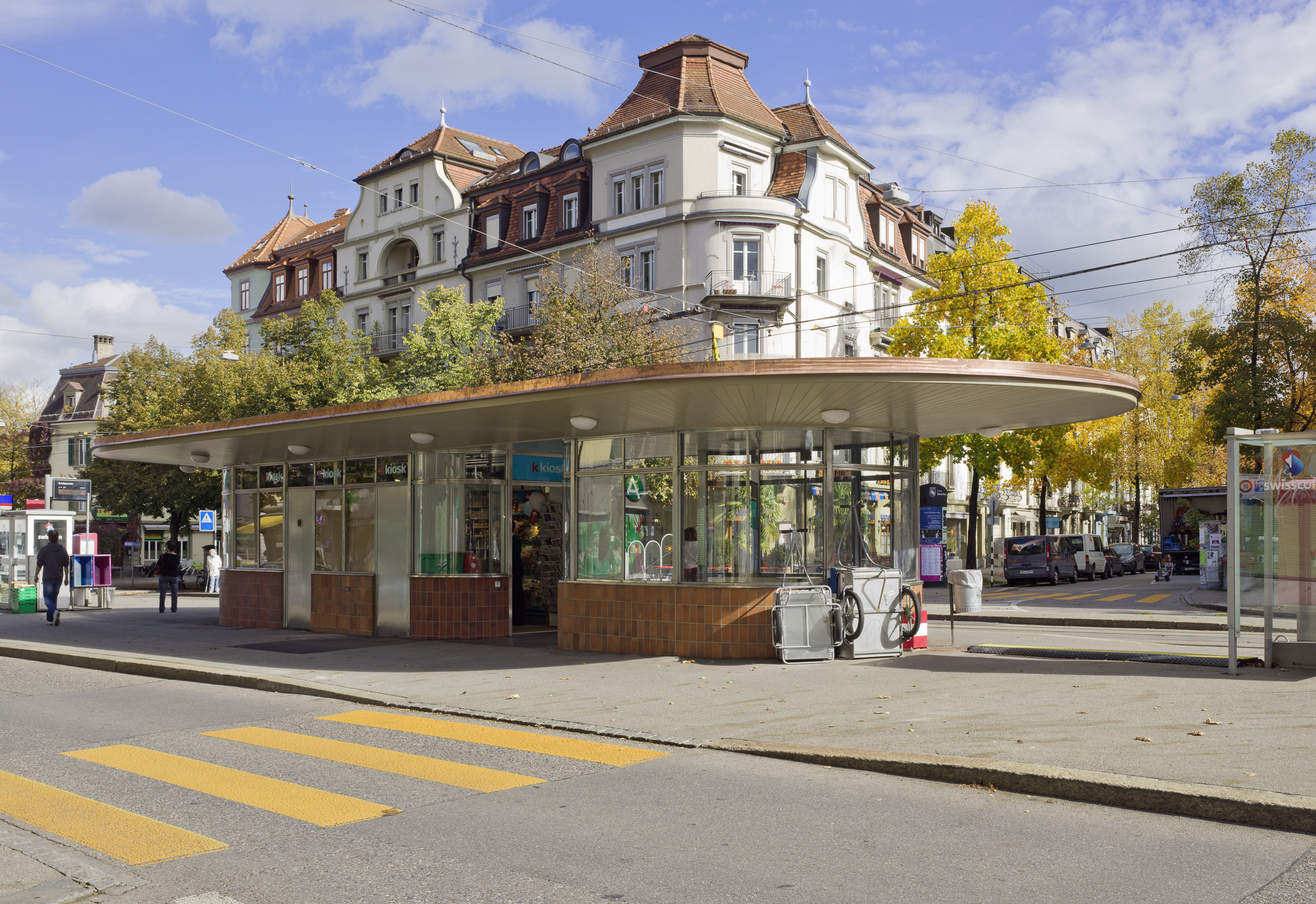 Das Tramwartehäuschen besteht aus einer offenen Wartehalle auf der einen Seite sowie aus einer Toilettenanlage und einem Kiosk auf der anderen Seite. Ein ausladendes Dach fasst die beiden Körper zu einem Gebäude zusammen. Das Bauwerk ist im Inventar der Denkmalpflege als erhaltenswert eingestuft.