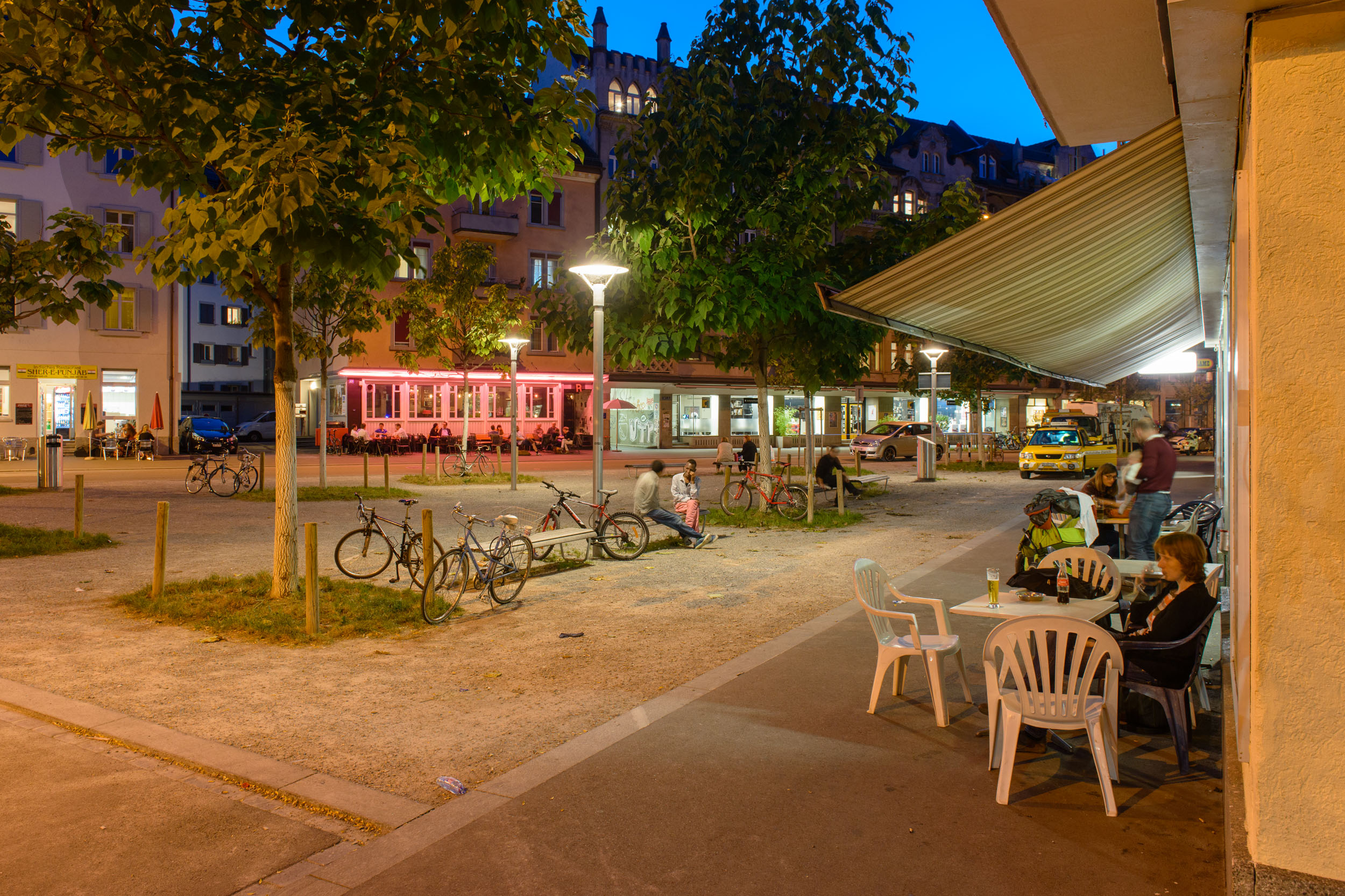 «Flâneur d Or 2014»: Kein Stadtplatz in Südfrankreich, sondern Zürichs Weststrasse beim neu geschaffenen Brupbacherplatz im heutigen Zustand nach erfolgter Stadtreparatur. (Foto: Marc Latzel / Fussverkehr Schweiz)