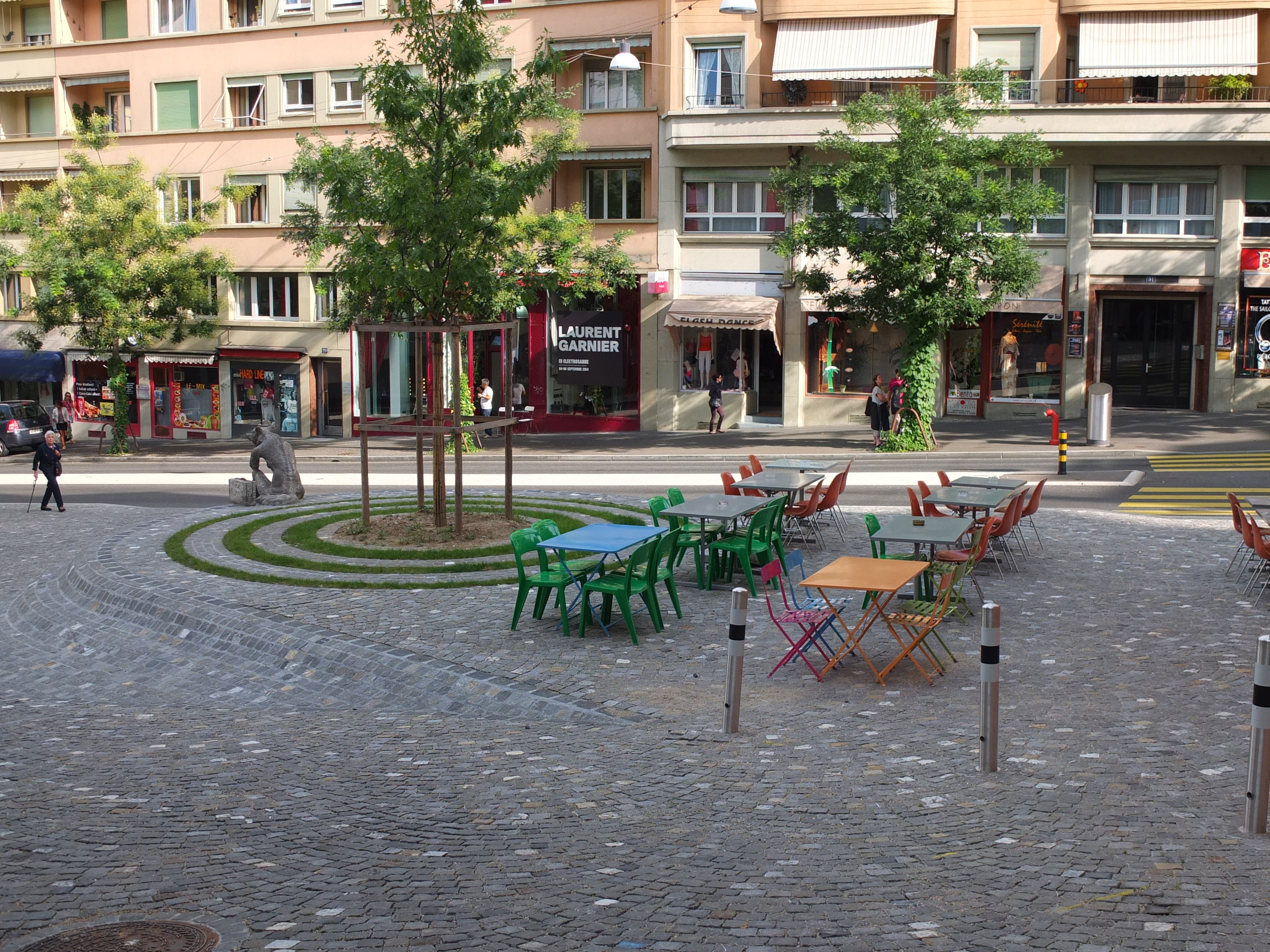 Erwähnung: Neuenburg: Im Rahmen eines Aufwertungsprozesses im Quartier Rôtillon nehmen die Konzeption und Gestaltung der öffentlichen Räume die kleinteilige Logik eines zentrumsnahen Stadtteils auf. (Foto: zvg Fussverkehr Schweiz)