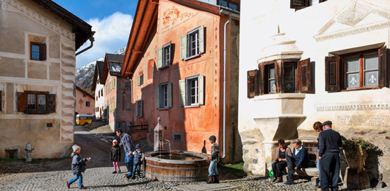Dorfplatz in Guarda GR.