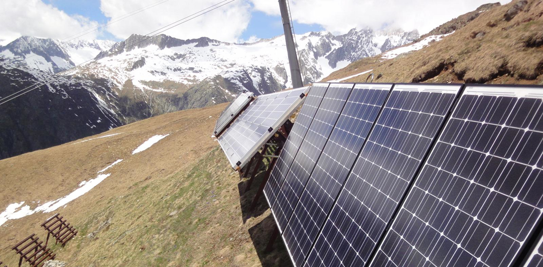 Photovoltaikanlagen an Lawinenverbauungen im Goms.