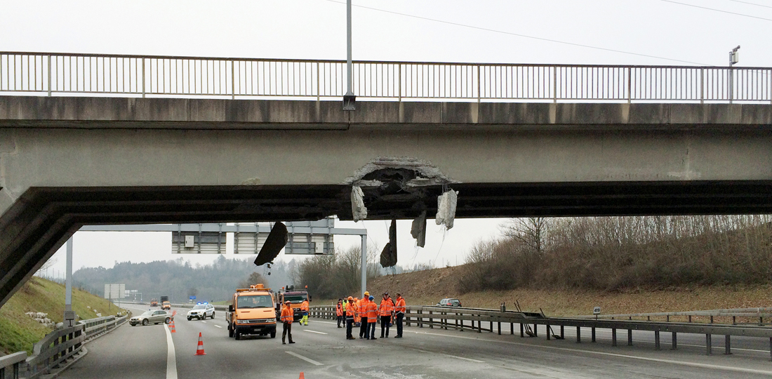 Im vergangenen Januar rammte ein zu hoch beladener Lastwagen die A1-Überführung bei Birmenstorf. Nun wird die beschädigte Brücke abgerissen.