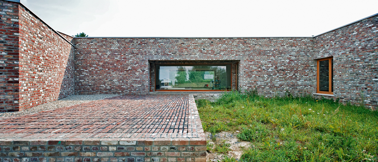 Gewinner des Grand Prix: Alvaro Siza mit einem Pavillon für die Stiftung Insel Hombroich. Für den Bau wurden Backsteine von Abbruchobjekten verwendet.