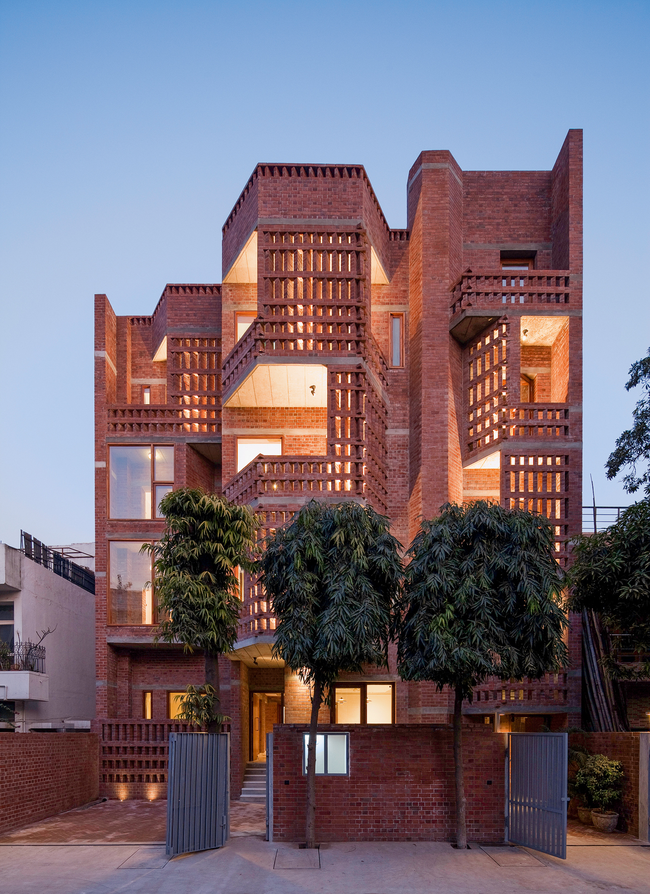 Die stimmungsvolle Fassade des Wohn­hauses in Neu-Delhi ist das Resultat unterschiedlicher gemauerter Steine.
