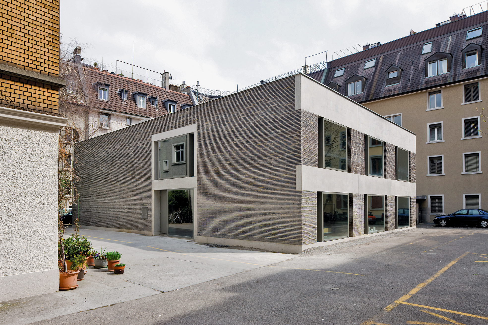 Das Atelierhaus von Boltshauser Architekten in Zürich erhielt Gold in der Kategorie «Büro- und Gewerbebauten».