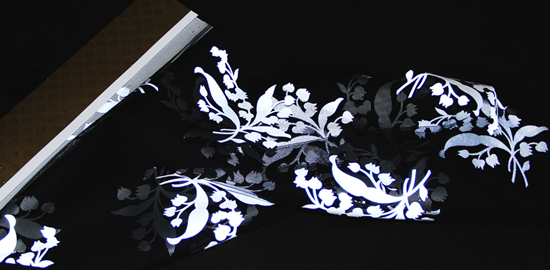 Sieger der Auslobung 2013/14 in der Kategorie «Textile Design Market»: Slow Light Jakob Schlaepfer. Reflektorenmaterial aus kleinsten Glasperlen bildet die Grundlage für diese Kollektion von Couturestoffen, die mit Hilfe modernster Bearbeitungstechnik entstand.