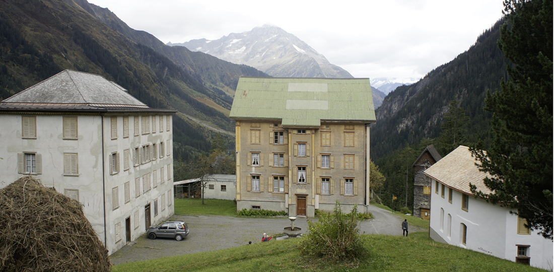 Die Hotelanlage mit Haupthaus (Mitte), Dépendance (links) und dem renovierten Waschhaus (rechts).