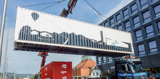 Kurz vor der Landung: Ankunft der Ausstellungscontainer in Liestal BL.