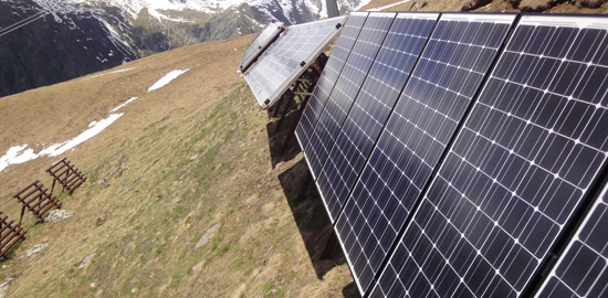 Wo lassen sich sinnvollerweise Wind- oder Photovoltaikanlagen installieren oder bereits bestehende Strukturen wie Lawinenverbauungen nutzen? (Foto: Carmen Graf, WSL)