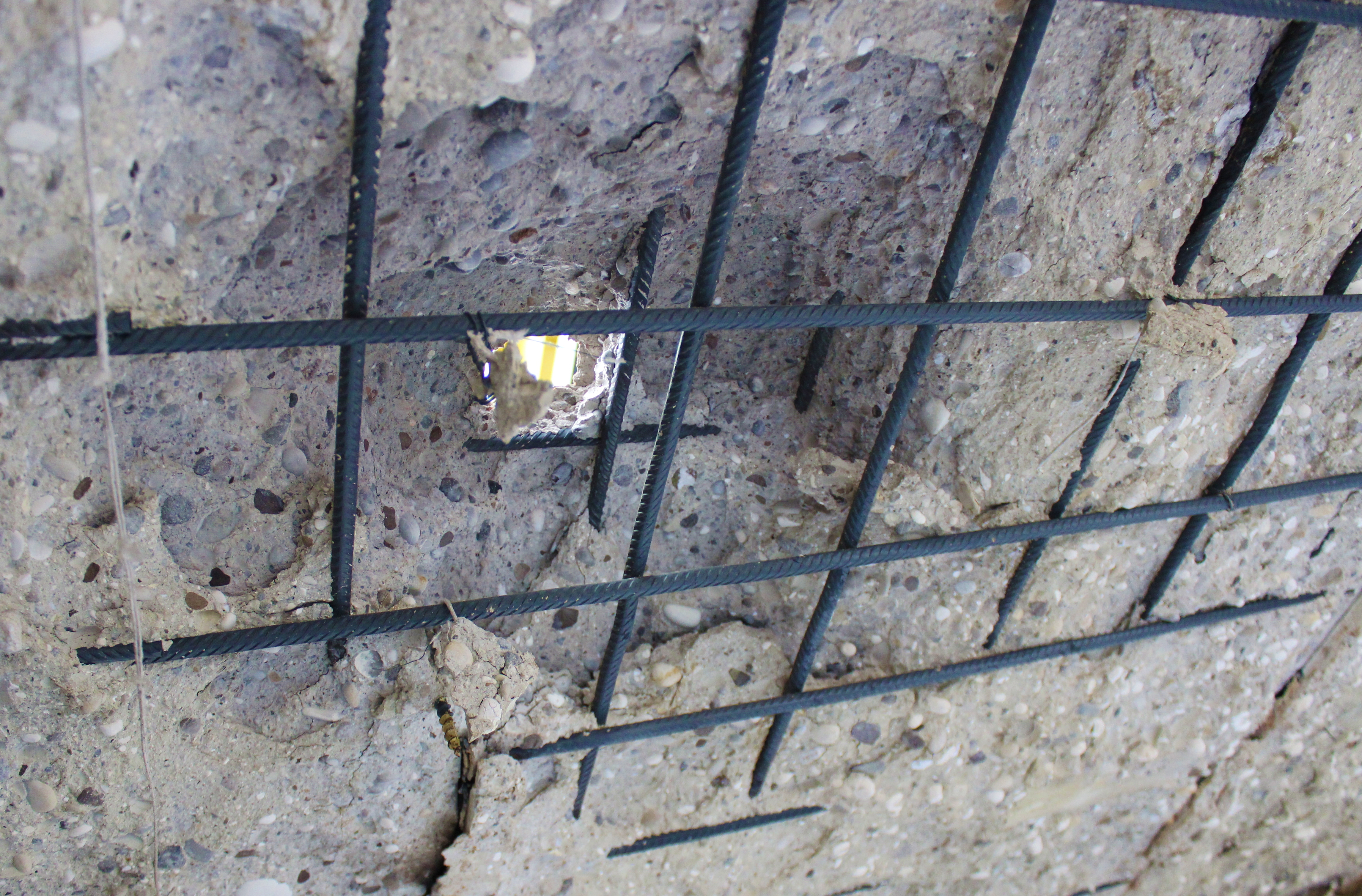 Explosives Abplatzen infolge Brand an einer 16 cm starken Holz-Beton-Decke.