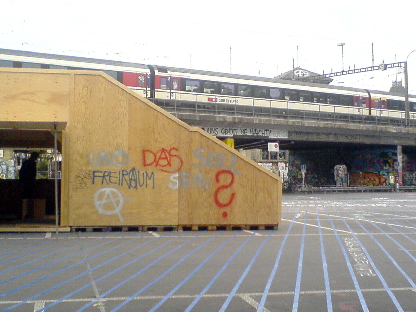 Ein erhöhter Pavillon ermöglicht den Blick von oben über den leergeräumten Parkplatz der Schützenmatte