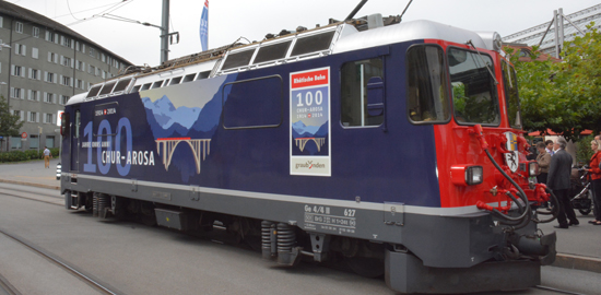 Speziell bemalte Jubiläumslokomotive auf dem Bahnhofsplatz in Chur. (Foto: RhB)