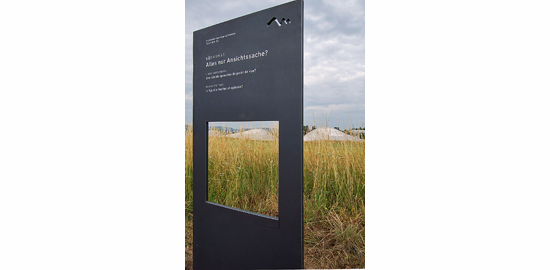 Die letzte der zwölf Stelen des Architekturrundgangs. (Foto: Creaviva / Zentrum Paul Klee, Bern)