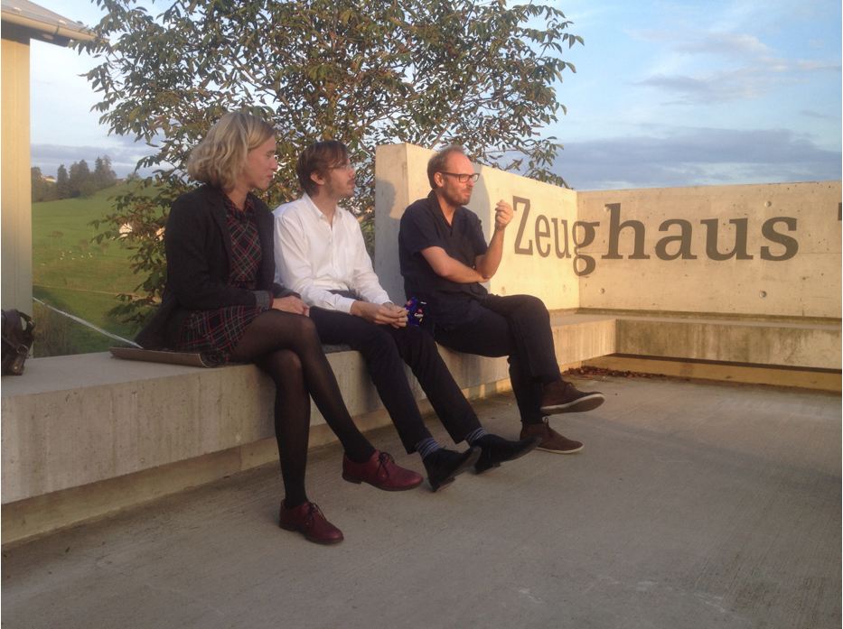 Geschäftsführerin Katrin Zbinden und die beiden Redaktoren Caspar Schärer und Tibor Joanelly geben Einblick in den Redaktionsalltag. Der Auftakt zur Tournee fand am Montag, 17.09. im Zeughaus in Teufen statt.