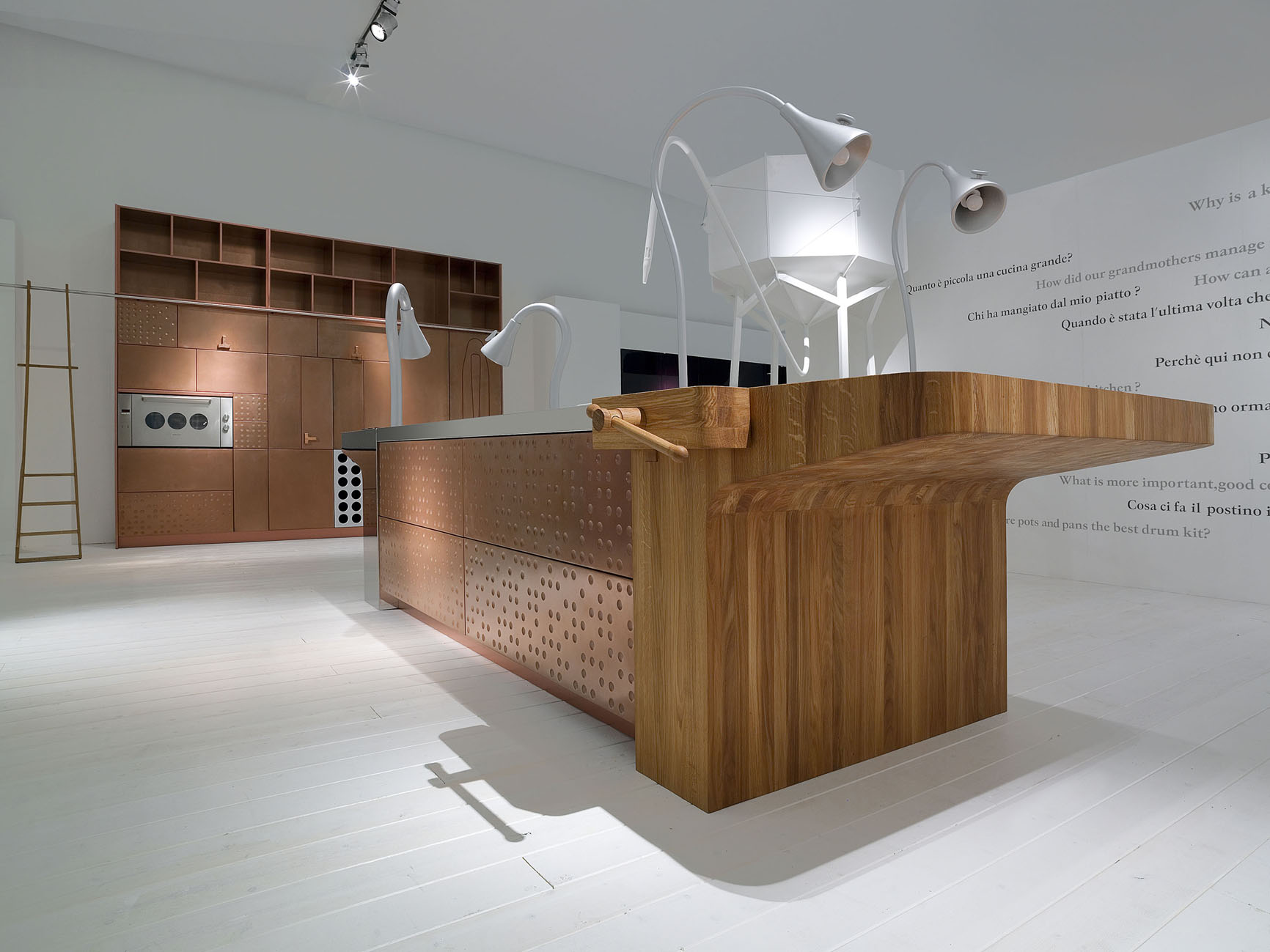 Der Holztisch war immer schon Mittelpunkt der Küche und soll nun Arbeitsfläche für zahlreiche Tätigkeiten im Haushalt sein. Die Küche als Werkstatt und Ort der Experimente. (Bild: Alfredo Häberli Design Development, Zürich)