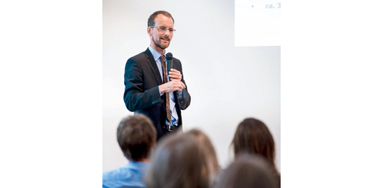 Präsentieren verlangt häufig die Balance zwischen eigener Präsenz und visuellen Medien. (Foto: Fabian Gasperl)