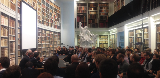 Das 8. Architekturgespräch der Bibliothek Werner Oechslin in Einsiedeln zog ein interessiertes Publikum an. (Foto: Judit Solt)