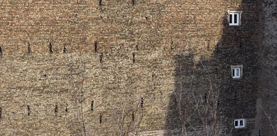 Schandfleck oder malerischer Anblick? Die unverputzte Brandmauer ist ein Beispiel, wie unterschiedlich wir Stadt wahrnehmen. (Foto: Frank Peter Jäger)