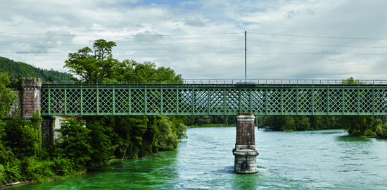 Seit 1859 überspannt die «Gitterlibrücke» mit filigranem Diagonalfachwerk bei Koblenz AG den Rhein. Jetzt will die Deutsche Bahn die älteste Bahnbrücke zwischen Deutschland und der Schweiz abbrechen.