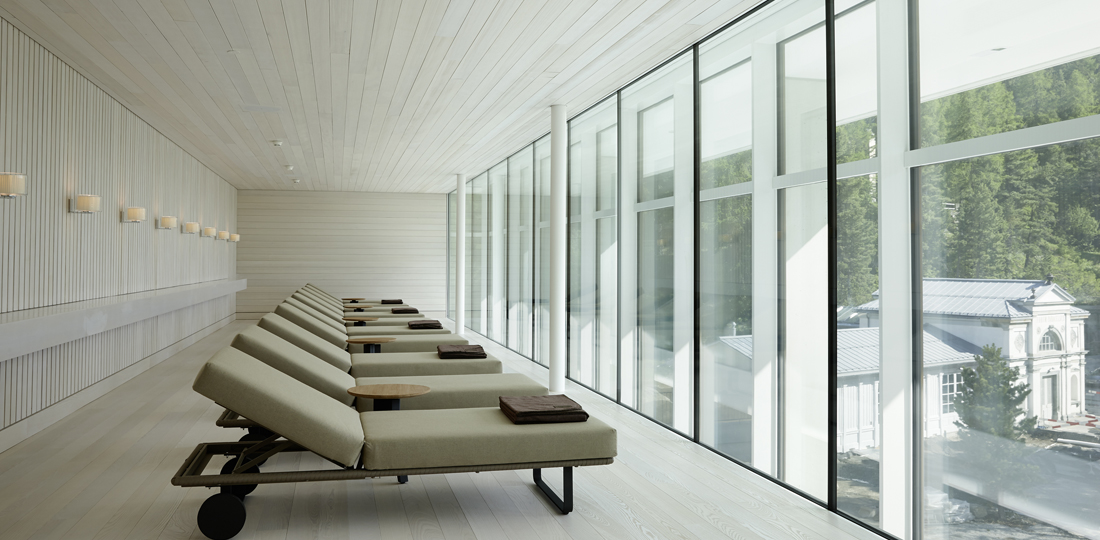 Im neuen Hallenbad von St. Moritz (2014, Bearth &amp; Deplazes) sind die Böden im Nassbereich mit Silberquarzit belegt. Im Bild der Ruhebereich mit in Nut und Kamm verlegten, gelaugten und weiss geölten, 139 mm breiten massiven Eschenriemen. Sie entsprechen optisch dem Steinboden, wirken aber haptisch warm.