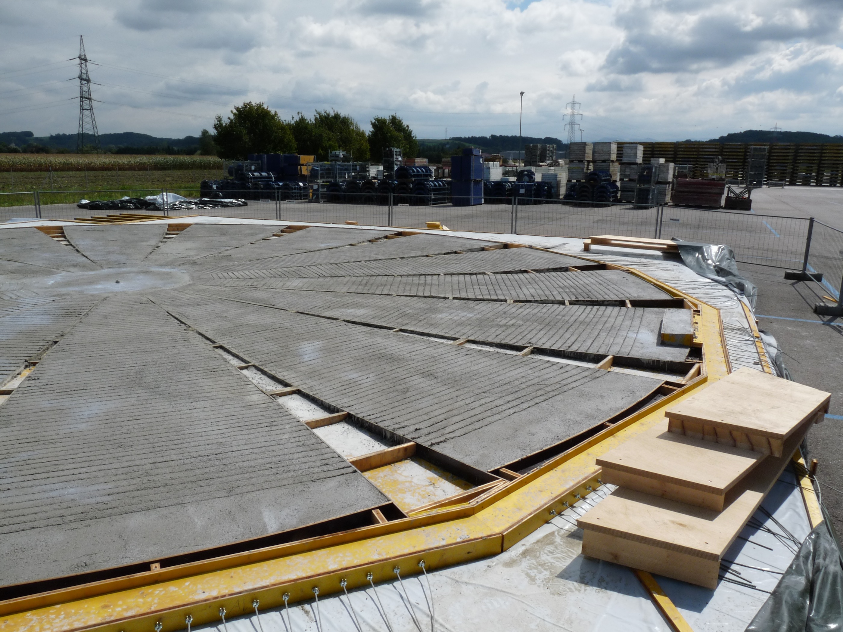 Schale nach dem Betonieren. Die 5mm tiefen Rillen auf der Oberfläche begünstigen das Anheben der Schale.