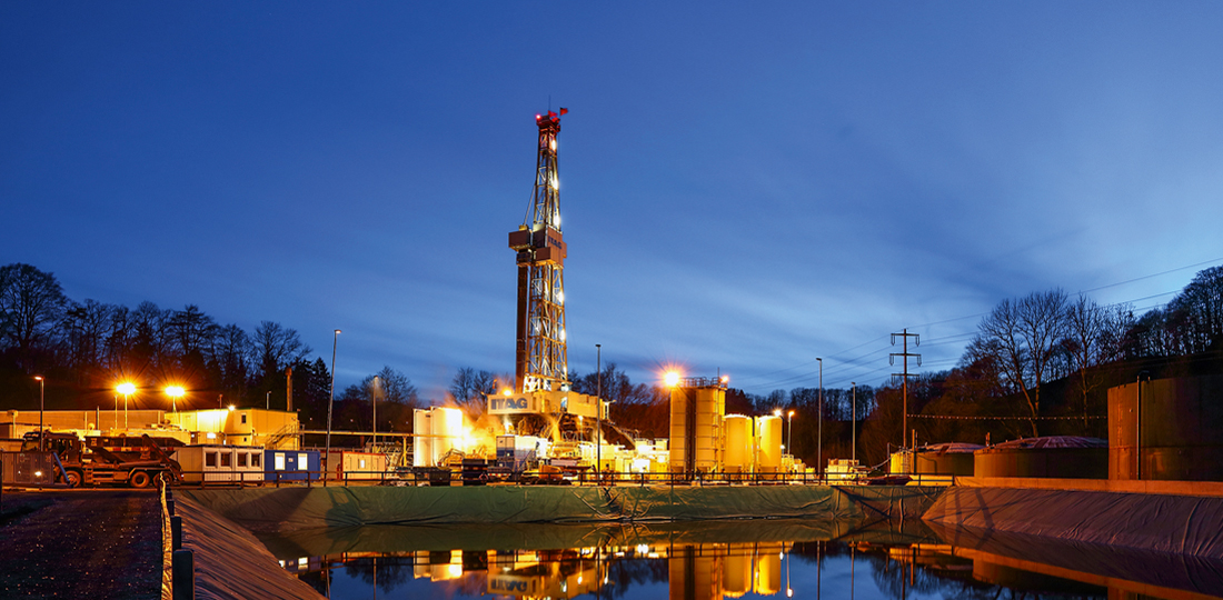 Bohrplatz in St.?Gallen: Die Rig 23 der ITAG Tiefbohr GmbH ist eine der wenigen Bohranlagen, die die Anforderungen des Geothermieprojekts erfüllen. Sie verfügt über eine Hakenlast von mehr als 450 Tonnen.