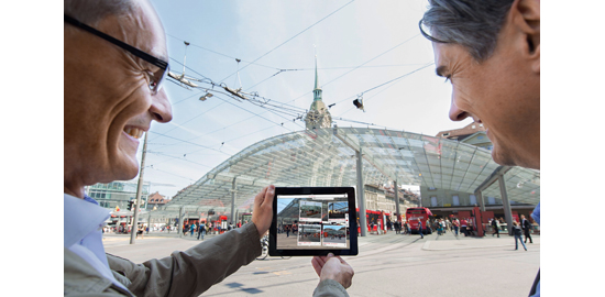 Stadtplaner Mark Werren und SIA-Präsident Stefan Cadosch testen die Swiss Squares App Bern.
