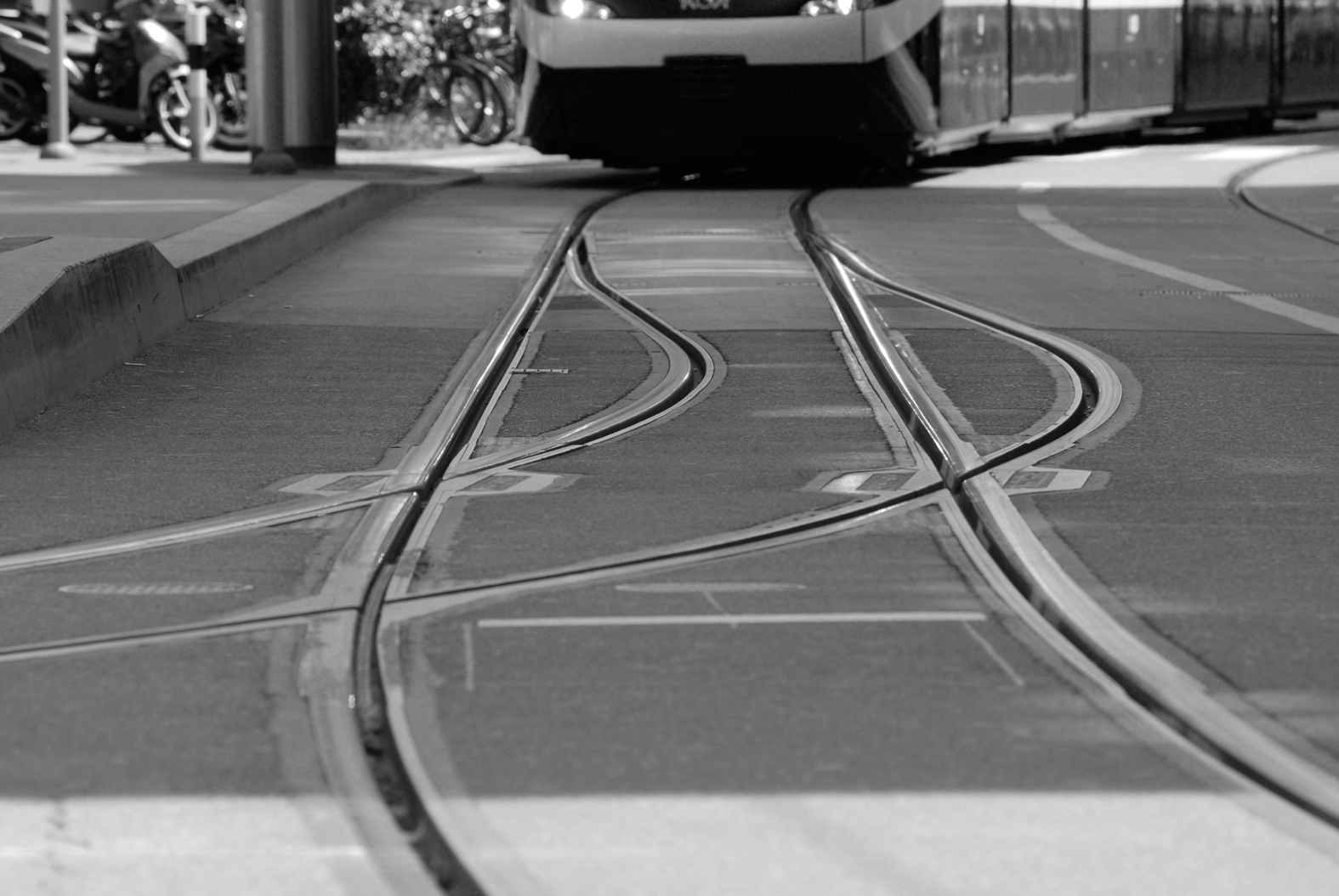 Delfin: Wenn die Hüllkurve, die das Tram beim Befahren einer Kurve beschreibt, mit den benachbarten Häusern in Konflikt geraten würde, muss das Tram eine ausholende Kurve fahren, also bei der Rechtskurve zuerst nach links ausweichen. Bei einem Lkw ist das selbstverständlich, beim Tram eher selten anzutreffen.