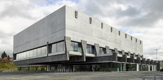 Sporthalle Weissenstein: Die statischen Elemente des Sichtbetonbaus wurden mit einer Lasur aus Grafit hervorgehoben.