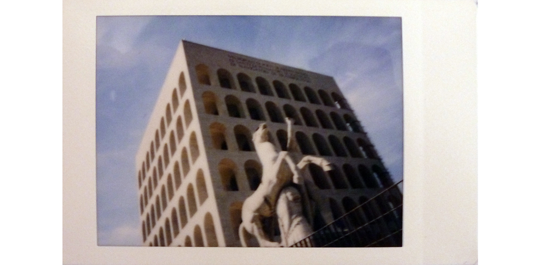 Im von Mussolini ab 1938 initiierten Stadtteil EUR (Espostione Universale di Roma) sollte 1942 die Weltausstellung stattfinden. Im Hintergrund der Palazzo della Civiltà Italiana von Ernesto Bruno La Padula, Giovanni Guerrini und Mario Romano