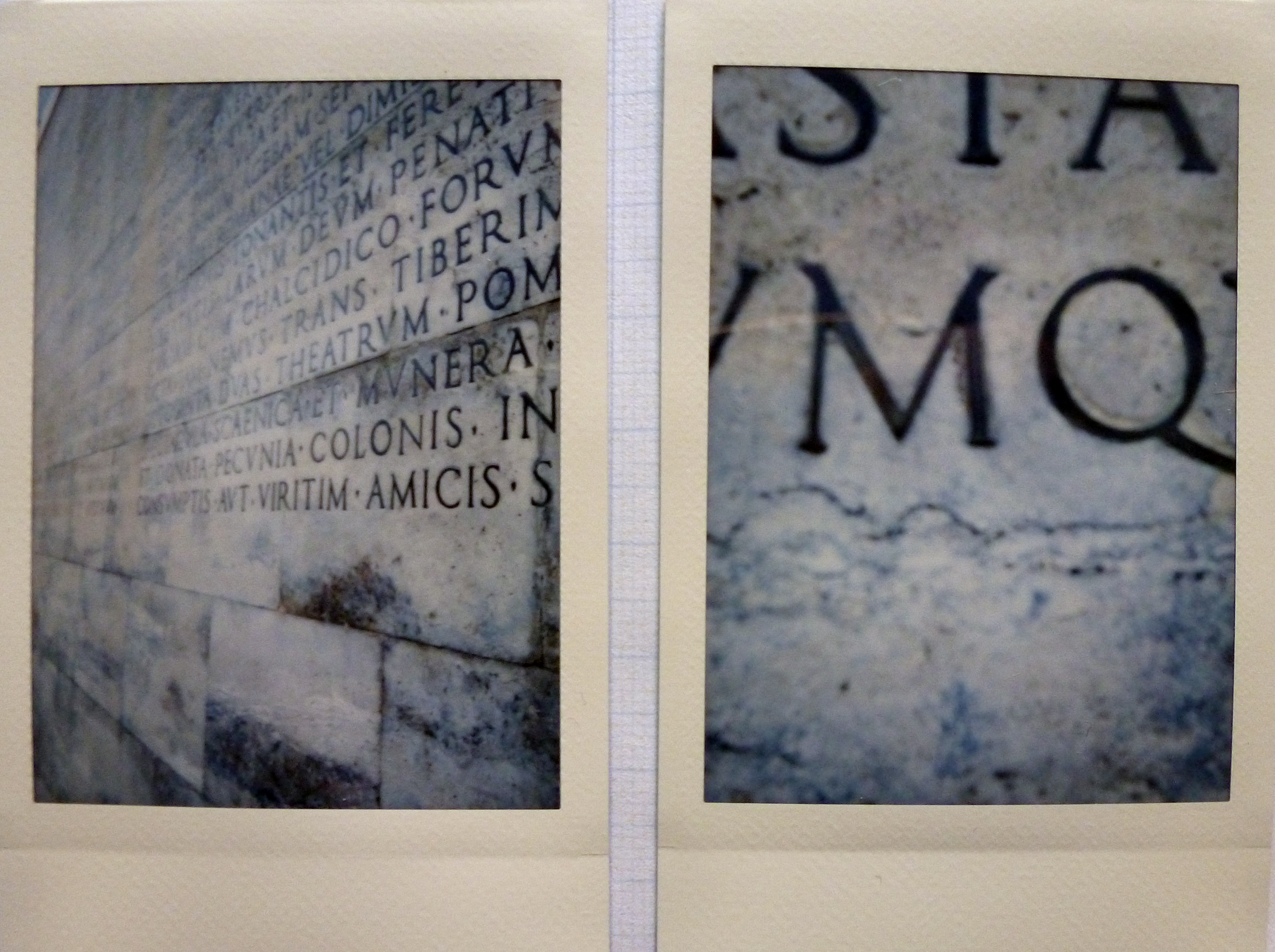 Die Memoiren von Kaiser Augustus (63 v. Chr. bis 19 n. Chr.) in 18'000 Zeichen. Inschrift am Museum Ara Pacis (2006, Architektur Richard Meier). Der Bau schützt den 2000 Jahre alten Altar der römischen Göttin Pax.