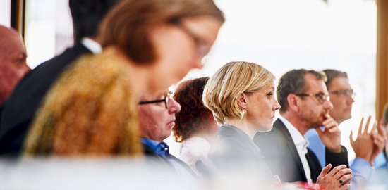 Konzentriertes Lesen und Zuhören an der SIA-Delegiertenversammlung 2015.