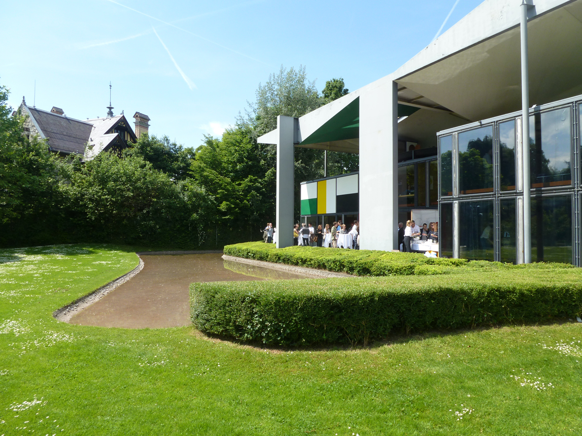 Westfassade mit Reflecting Pool, im Hintergrund die Villa Egli (1897 1902, Alexander Koch)