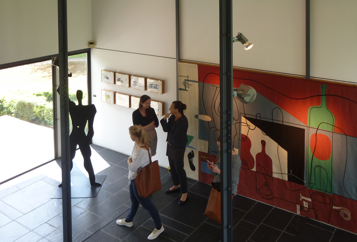 Blick von der Galerie in den zweigeschossigen Ausstellungsraum, links der «Modulor» in Originalgrösse.