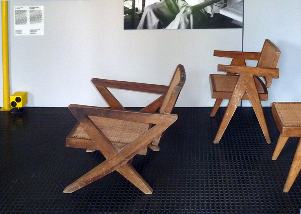 Pierre Jeannerets Möbel für Chandigarh. Sein 1946 für die Firm Knoll entwickelter «Scissor Chair» bildete das Vorbild für etliche Möbel der öffentlichen Gebäude der Stadt.