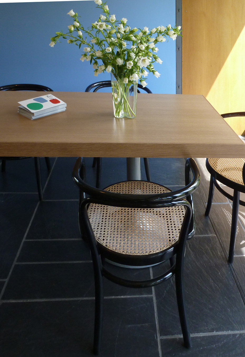 Kein Respekt vor Klassikern: Die Thonet-Stühle im Erdgeschosse optimierte Le Corbusier himself. Um eine leicht nach hinten geneigte Sitzfläche zu erhalten, kürzte er die Hinterbeine der Stühle.