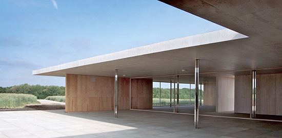 Nachbau des von Ludwig Mies van der Rohe 1930 in Krefeld geplanten Golfklubhauses. Den Initianten war es wichtig, den Bau am Originalstandort zu zeigen. Wegen eines Naturschutzgebiets ist er nun um 300m verschoben. (Foto: Michael Dannenmann)